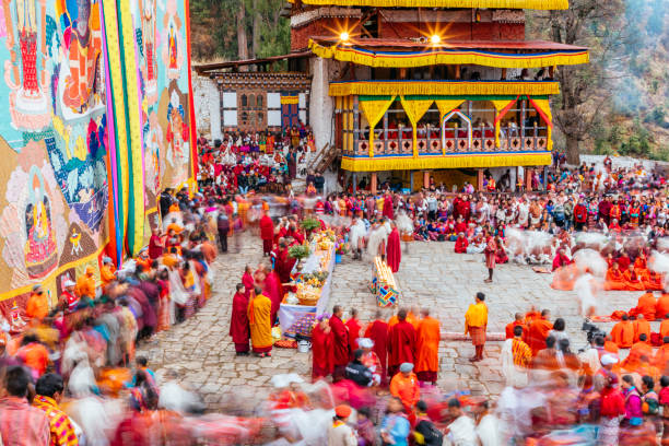파로 축제에서 화려한 복장의 관중과 수도사 - bhutan himalayas buddhism monastery 뉴스 사진 이미지