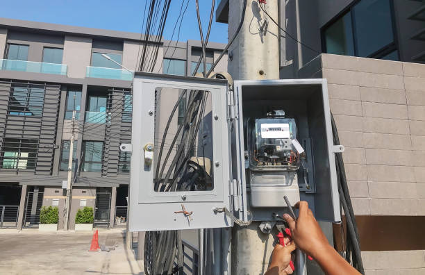 elektriker in der stadt - zeitdieb fotos stock-fotos und bilder