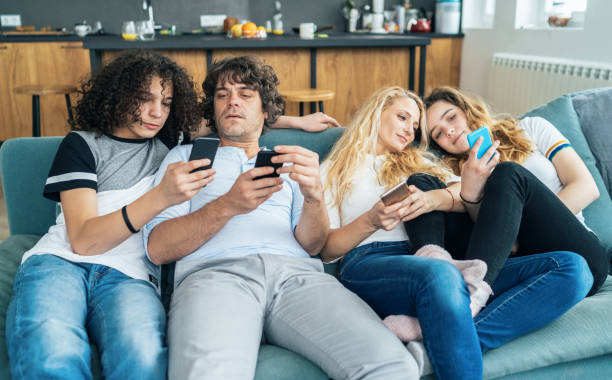 istock Family and social media 1148337044