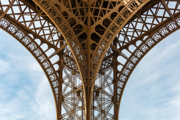 dettaglio della torre eiffel a parigi, francia - eiffel tower paris france famous place france foto e immagini stock