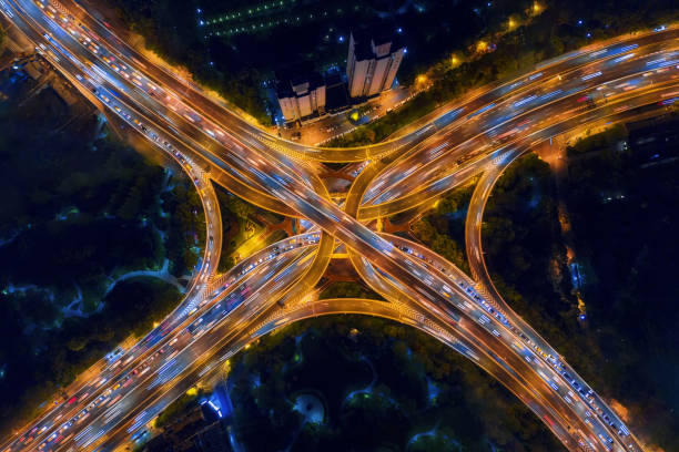 高速道路ジャンクションの上空表示図 x は夜に交差します。接続または輸送コンセプトの橋、道路、または道路。中国・上海市街地の建築構造 - aerial view shanghai technology multiple lane highway ストックフォトと画像