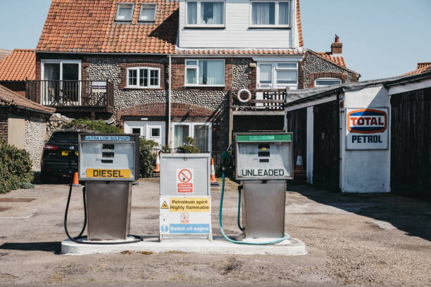 station d’essence rétro self-service à sheringham, norfolk, royaume-uni. - north norfolk photos et images de collection