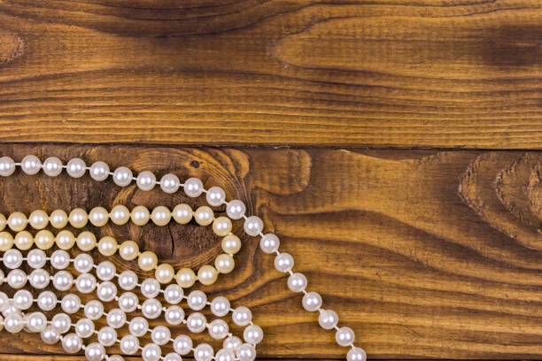 pearl necklace on wooden background. top view, copy space - 7678 imagens e fotografias de stock
