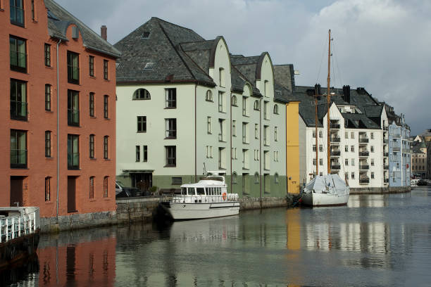 istock Canal scene with traditional buildings 1148362757