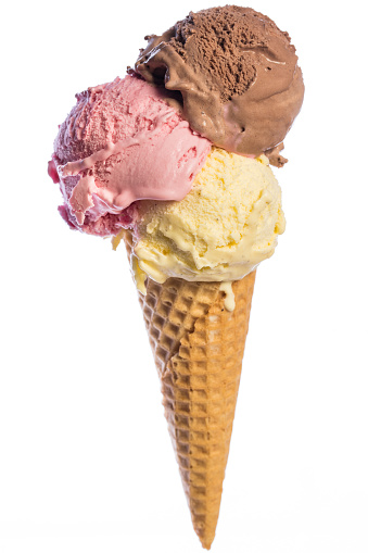 vista frontal del cono de helado comestible real con 3 cucharadas diferentes de helado (vainilla, chocolate, fresa) aislado sobre fondo blanco photo