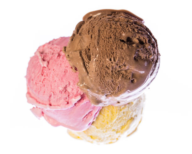 guardando in basso su un cono gelato con cioccolato commestibile, fragola e gelato alla vaniglia isolato su sfondo bianco - cream horn foto e immagini stock