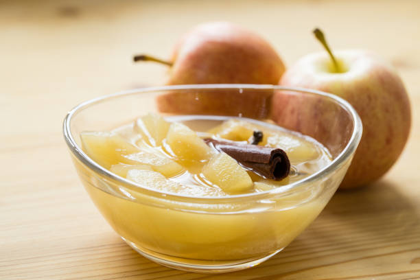 디저트-나무 보드에 사과 설탕에 절인 과일 - stewed fruit 뉴스 사진 이미지