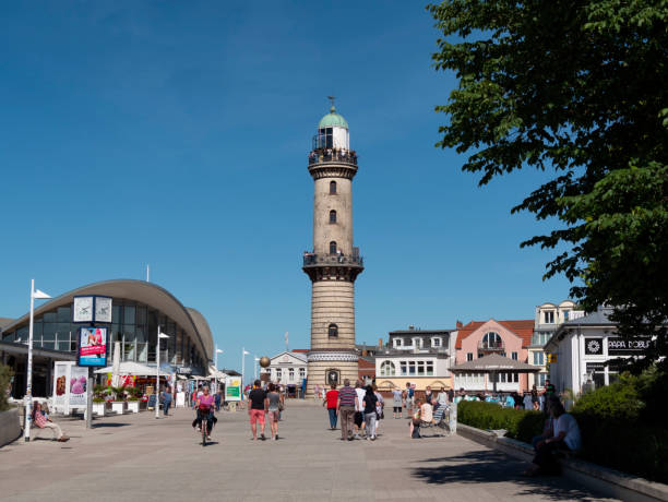 el seepromenade, teepott y leuchtturm en warnemünde, alemania - seepromenade fotografías e imágenes de stock