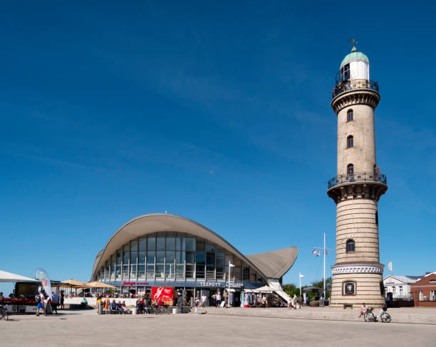 los hitos de warnemünde-el teepott y el leuchtturm, alemania - seepromenade fotografías e imágenes de stock