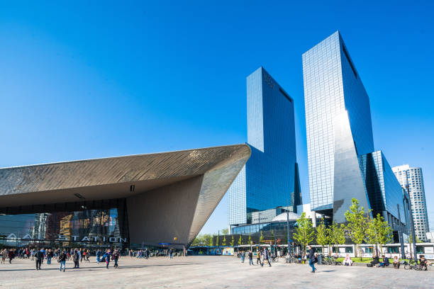 skyline der stadt und der bahnhof rotterdam centraal - rotterdam stock-fotos und bilder