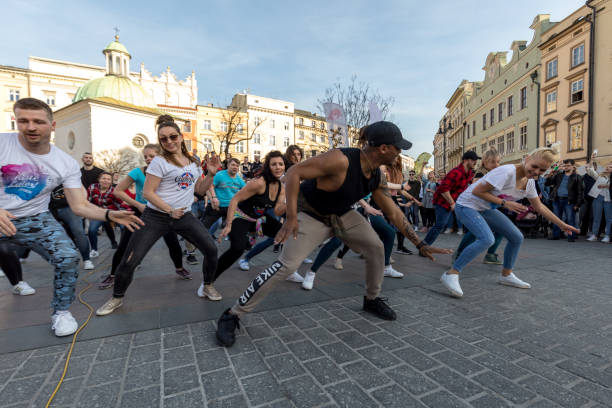 día internacional flashmob de rueda de casino. varios centenares de personas bailan ritmos hispanos en la plaza mayor de cracovia. polonia - large group of people flash fotografías e imágenes de stock