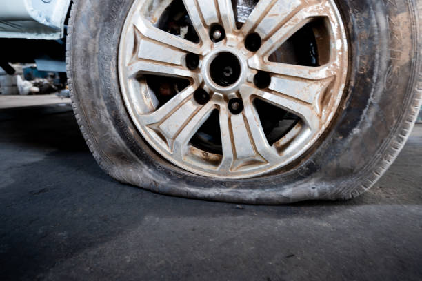 el cierre de un neumático plano dañado de un coche - tire car brake rain fotografías e imágenes de stock