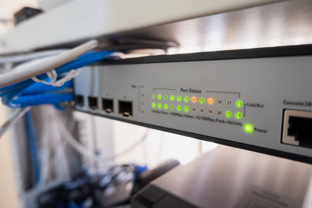 ネットワークスイッチ led は、オンライン緑とオレンジのステータスを示します - cable network server network connection plug green ストックフォトと画像