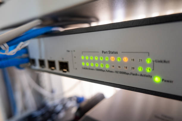 ネットワークスイッチ led は、オンライン緑とオレンジのステータスを示します - cable network server network connection plug green ストックフォトと画像