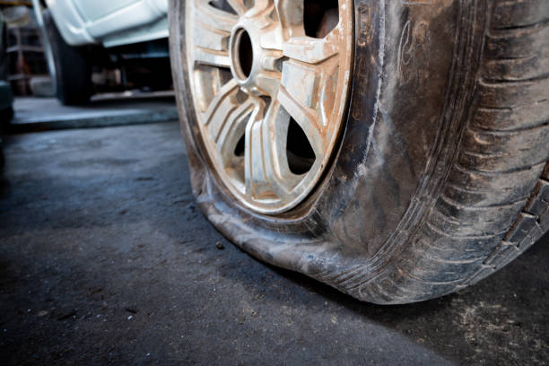 el cierre de un neumático plano dañado de un coche - tire car brake rain fotografías e imágenes de stock