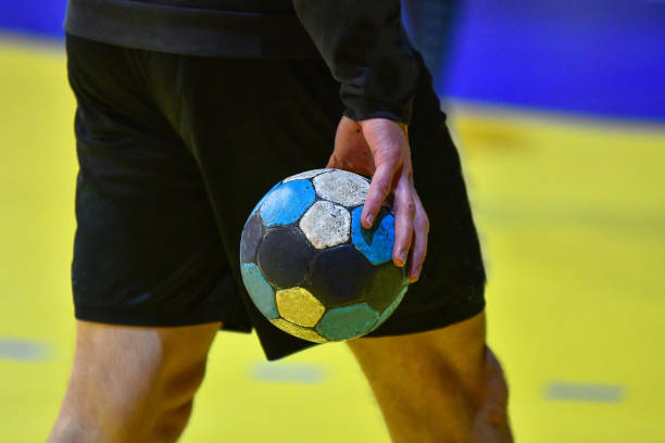 joueur de handball retenant une bille - pelote à main nue photos et images de collection