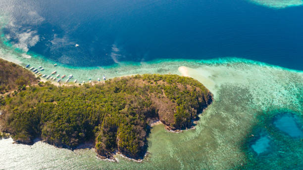 istock Island with coral reefs, view from the top 1148397535