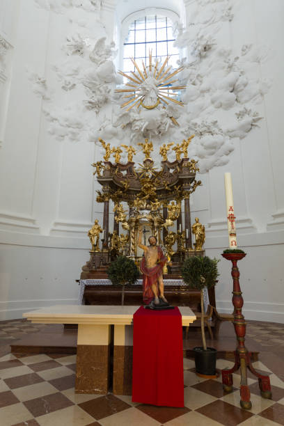 intérieur de l’église collégiale ou universitaire à salzbourg, autriche - kollegienkirche photos et images de collection