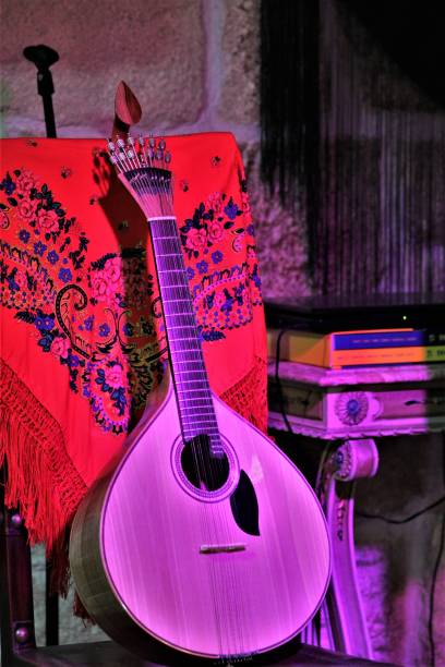 포르투갈 기타, 일반적으로 전통적인 파두 음악에 사용 됩니다. - portuguese guitar 뉴스 사진 이미지