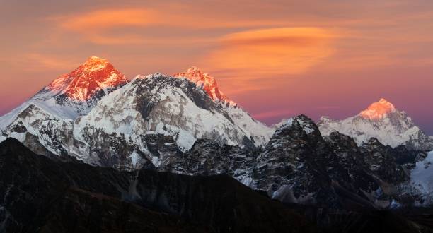 vista serale al tramonto del monte everest, lhotse e makalu - renjo la foto e immagini stock