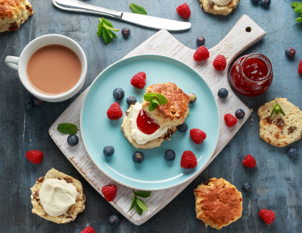 focaccine classiche con crema coagulata, marmellata di fragole, tè inglese e altri frutti - afternoon tea scone tea cream foto e immagini stock