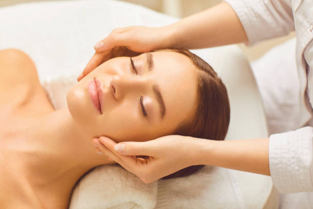 massaggio viso donna rilassarsi da vicino in una clinica di bellezza. - massaging facial massage beautician beauty treatment foto e immagini stock