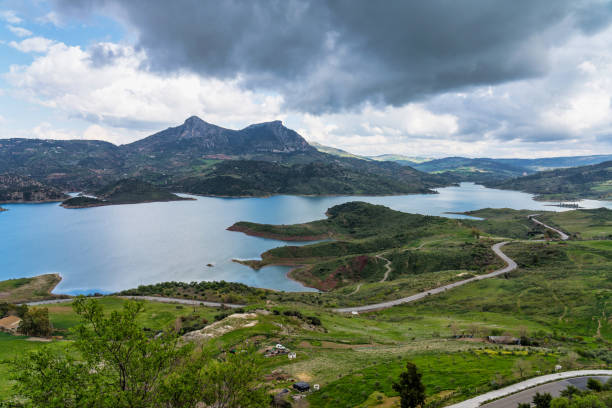 błękitne jezioro w zahara de la sierra, prowincja kadyks, andaluzja, hiszpania. - sierra zdjęcia i obrazy z banku zdjęć