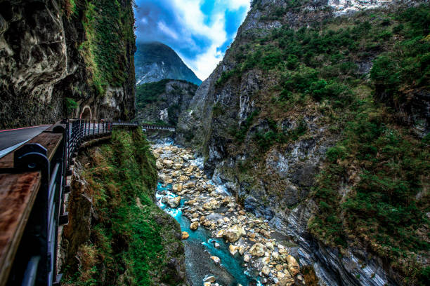 river scene en el parque nacional de taroko - parque nacional de gorge taroko fotografías e imágenes de stock