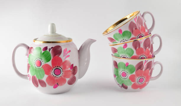 アンティークセラミックカップ、白の背景にティーポットの積み重ね - japanese tea cup ストックフォトと画像