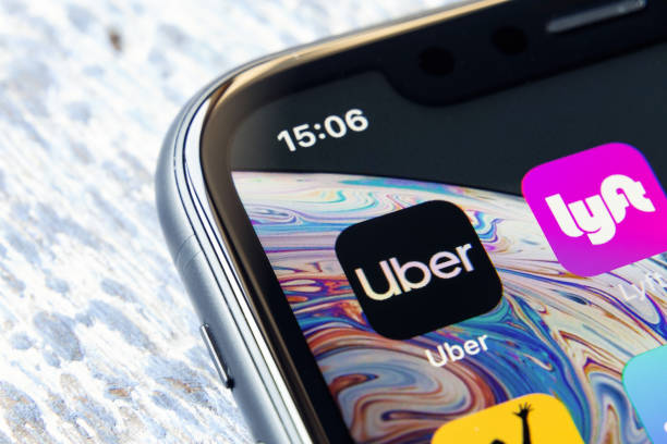 mobile app uber auf einem apple iphone xr - telephone application software editorial symbol stock-fotos und bilder