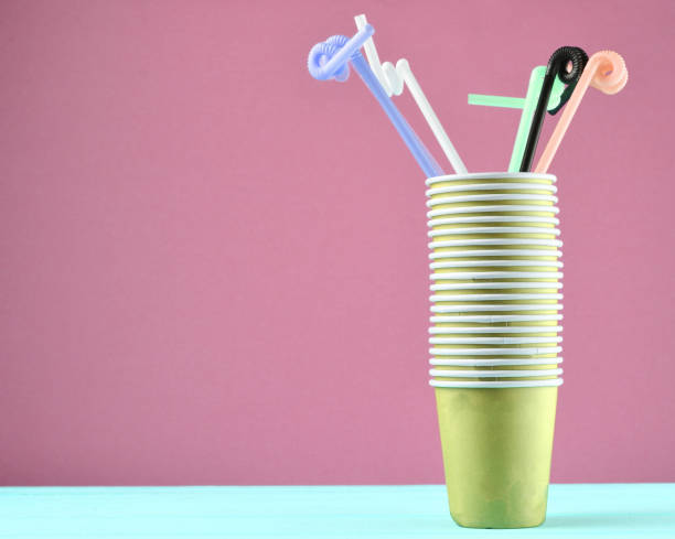 tazza di carta impilare con tubi da cocktail - disposable cup cup stack blue foto e immagini stock