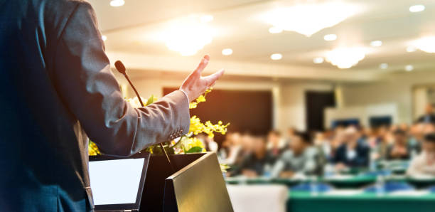 unerkennbarer geschäftsmann hält eine rede vor publikum im konferenzsaal - prediger stock-fotos und bilder