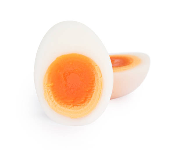 uovo sodo affettato isolato su sfondo bianco design oggetto alimentare - hard cooked egg foto e immagini stock