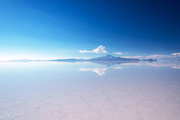 サラル・ miror (ウユニ塩湖)、ポトシ、ボリビア、南アメリカの山の影響と反射 - ウユニ塩湖 ストックフォトと画像