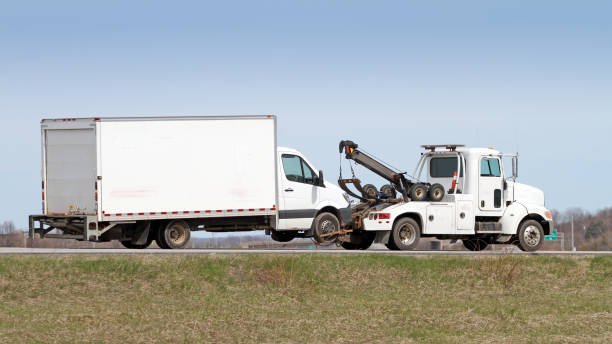 remolque camión de remolque un camión en la carretera - towing tow truck truck semi truck fotografías e imágenes de stock