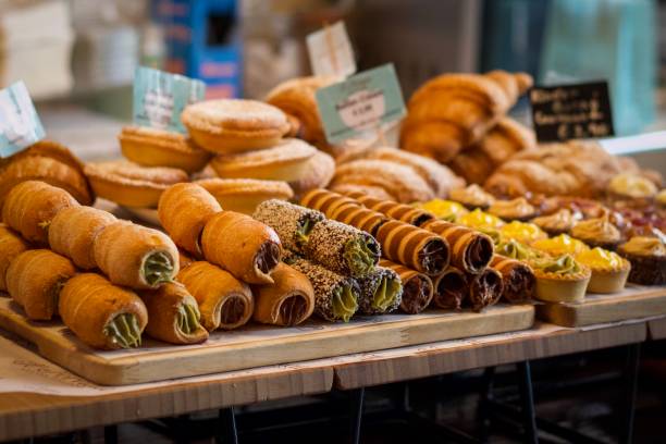 deliziosi cannoli e pasticcini italiani in mostra - italian dessert foto e immagini stock