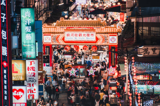台北-台湾、5月11日、2019: 台北市の raohe ストリートナイトマーケットの入口。5月11日に。raohe ナイトマーケットは観光客の間で人気があります。 - 夜市 ストックフォトと画像