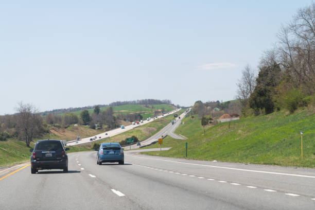 samochody jadące autostradą międzystanową nr 64 west w wirginii z widokiem na wzgórza i góry w dolinie shenandoah latem lub wiosną - fairfield connecticut zdjęcia i obrazy z banku zdjęć