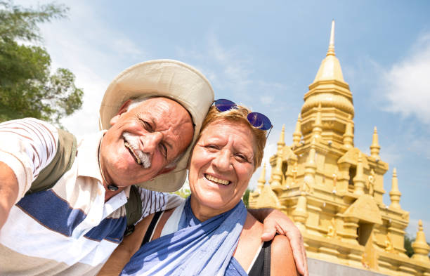 pareja mayor tomando selfie en el templo dorado en ko samui-gente jubilado feliz viajando a tailandia maravillas-concepto de ancianos activos y diversión en todo el mundo a los destinos de asia sudoriental - sudoriental fotografías e imágenes de stock
