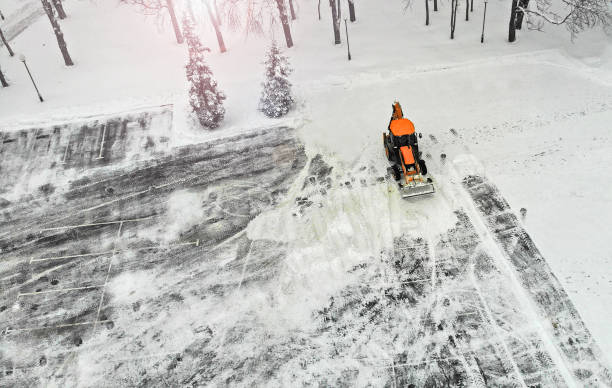 антенна. снег remowal трактор очищает улицу от снега. - snow cleaning стоковые фото и изображения