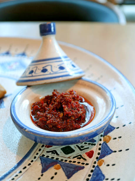 pasta marroquina do pimentão de harissa em um mini potenciômetro do tajine serido com prato marroquino - food thailand red pepper - fotografias e filmes do acervo