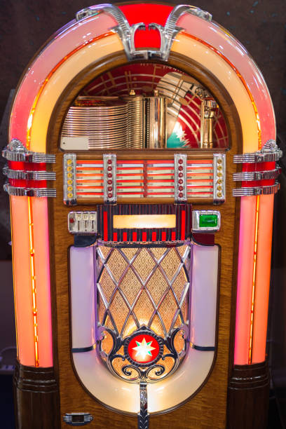 Retro jukebox: Music and Dance in bars in the 1950s Retro jukebox: Music and Dance in bars in the 1950s. digital jukebox stock pictures, royalty-free photos & images