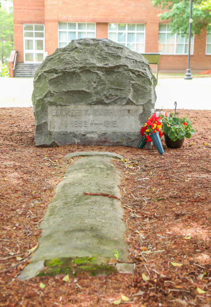 booker t. washington head stone - booker t washington foto e immagini stock