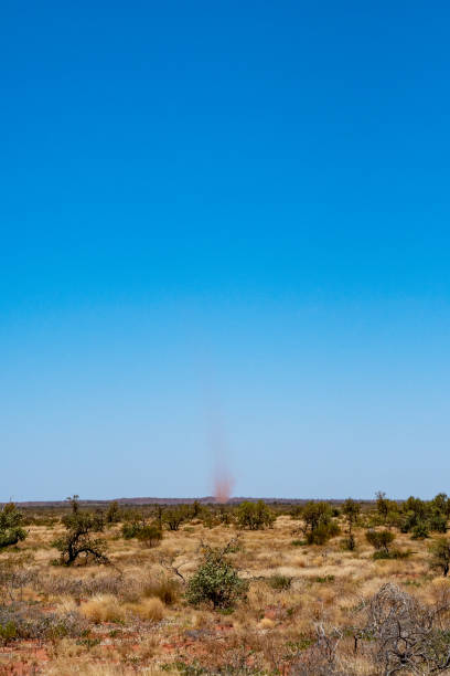 landbec tourbillon de sable tornade poussière diable en dessert australien - tornado storm road disaster photos et images de collection