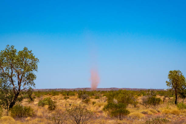 ponton de sable tourbillon de sable tornade poussière diable en dessert australien - tornado storm road disaster photos et images de collection