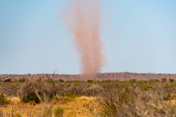 red landbec tourbillon sable tornade poussière diable en dessert australien - tornado storm road disaster photos et images de collection