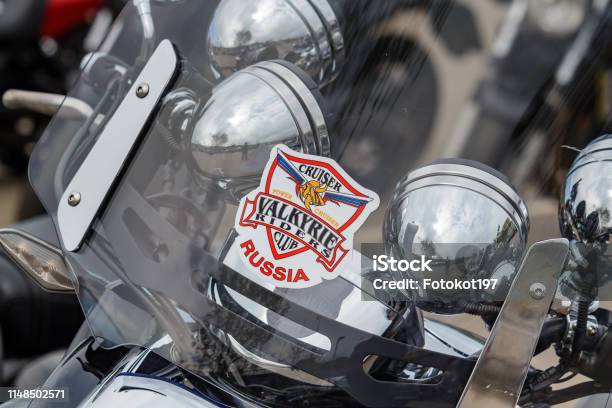 Photo libre de droit de Emblème De Valkyrie Riders Club Sur Bouclier Coupevent Transparent De Honda Valkyrie Moto Gros Plan Moto Festival Mosmotofest 2019 banque d'images et plus d'images libres de droit de A la mode