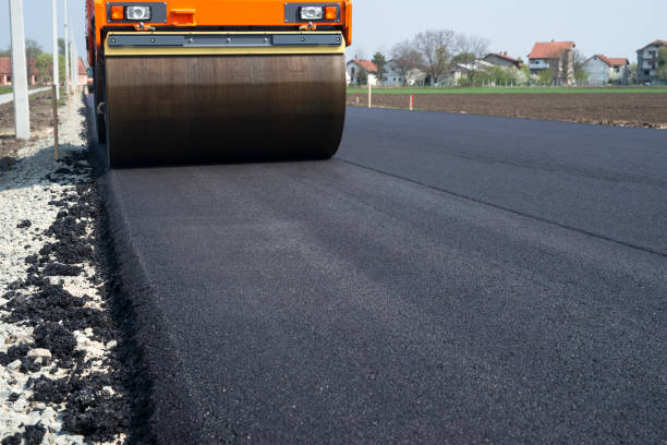 nawierzchnia asfaltowa. maszyna parowy spłaszcza nową warstwę asfaltu. budowa dróg. - paving stone obrazy zdjęcia i obrazy z banku zdjęć