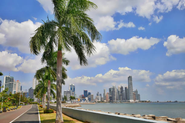 sendero a lo largo de la avenida balboa en la ciudad de panamá, panamá - carretera sobre agua fotografías e imágenes de stock