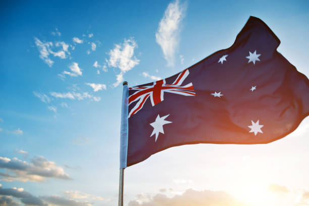drapeau de l’australie ondulant dans l’air - australian flag photos et images de collection